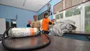 Sebuah tabung oksigen yang diduga berasal dari pesawat AirAsia QZ 8501 diamankan di salah satu ruangan di Lanud Iskandar, Pangkalan Bun, Kalimantan Tengah, Selasa (30/12/2014). (Liputan6.com/Miftahul Hayat)