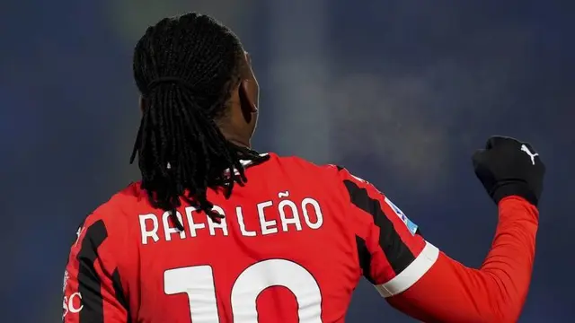 Penyerang AC Milan Rafael Leao merayakan golnya saat laga Serie A melawan Como, Minggu (14/1/2025) dini hari WIB. (c) Spada/LaPresse via AP