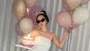 Dalam salah satu potret perayaan, Jessica mengenakan mini dress berpayet warna pink pastel dengan detail ruffle di bagian atas. Gaun ini sukses menampilkan aura royal namun tetap manis. Dilengkapi dengan sash bertuliskan “Birthday Girl,” tiara mungil, dan stoking putih dengan pita, ia terlihat seperti karakter utama di pesta ulang tahun bergaya ala film remaja 2000-an. [@jessica.syj].