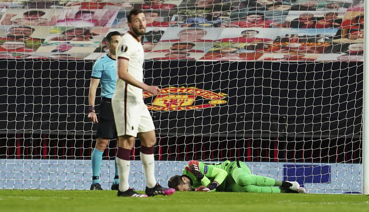 Laga berjalan 26 menit, kiper Pau Lopez terbaring di lapangan. (AP/Jon Super)