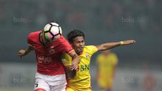 Duel pemain Persija Jakarta, Vava Yagalo (kiri) dan pemain Bhayangkara FC, Ilham Udin pada lanjutan Liga 1 2017 di Stadion Patriot Bekasi, Sabtu (12/11/2017). Bhayangkara kalah dari Persija 1-2. (Bola.com/Nicklas Hanoatubun)