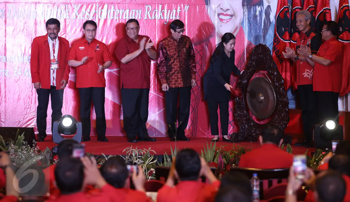 Menko PMK Puan Maharani memukul gong sebagai tanda  dibukanya Rapat Koordinasi Bidang Kemaritiman Tingkat Nasional PDIP di Jakarta, Minggu (24/4/2016). PDI Perjuangan menggelar Rapat Koordinasi Nasional bidang kemaritiman. (Liputan6.com/Faizal Fanani)
