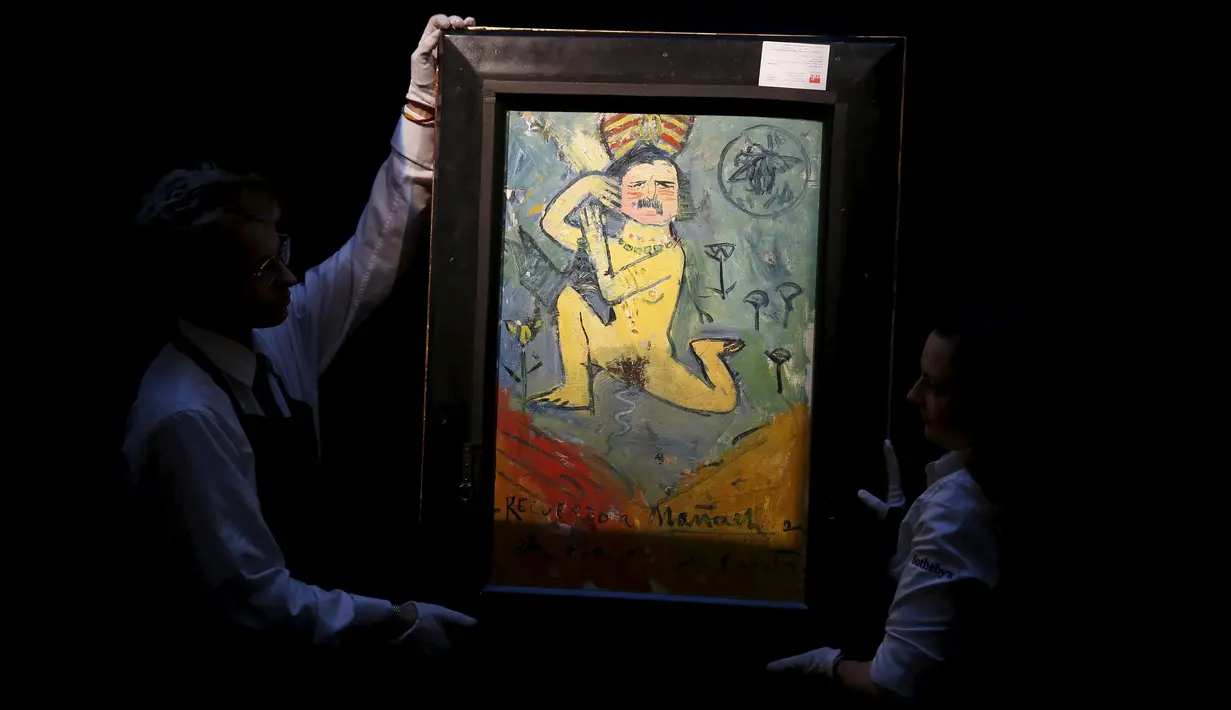 Petugas saat memamerkan lukisan " La Gommeuse " karya Pablo Picasso di London, Inggris, Jumat (9/10/2015). Lukisan ini dihargai hingga ratusan miliar rupiah. (REUTERS/Stefan Wermuth) 