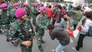 Marinir AL saat menghalau massa usai terjadi pelemparan batu di Jalan MH, Thamrin, Jakarta, Selasa (13/10/2020). Massa pengunjuk rasa yang menolak Omnibus Law UU Cipta Kerja akhirnya dibubarkan aparat. (merdeka.com/Arie Basuki)