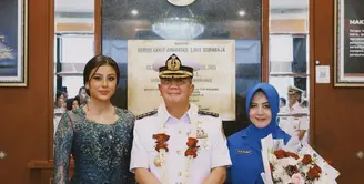 7 Potret Awkarin Tampil Anggun Berkebaya Navy Dampingi Sang Ayah dalam Pelantikan Jabatan Baru (credit: instagram.com/narinkovilda).