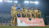 Pemain Dewa United berfoto sebelum laga melawan Liga Indonesia All-Star dalam perebutan tempat ketiga Piala Presiden 2025 di Stadion Si Jalak Harupat, Kabupaten Bandung, pada Sabtu (12/7/2025) malam WIB. (Bola.com/Bagas Lazuardi)
