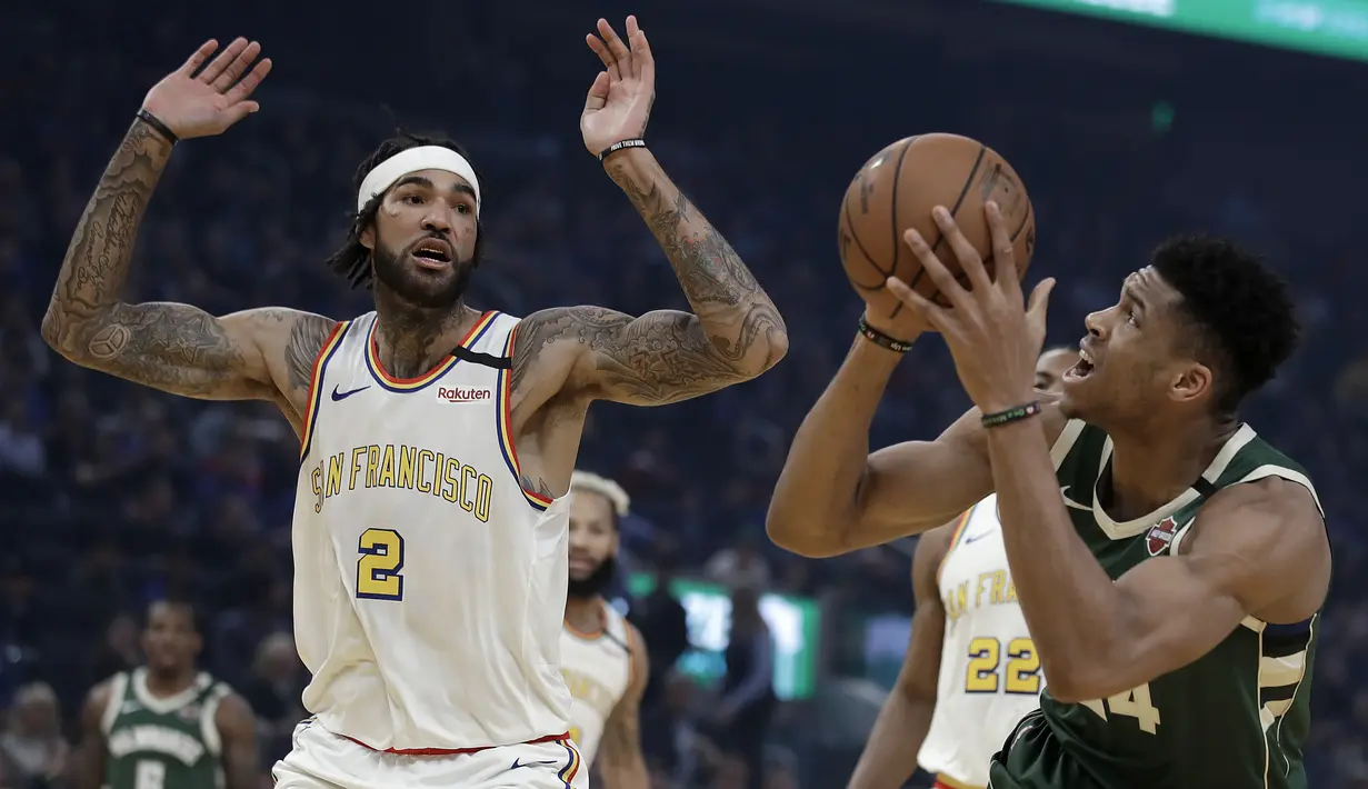 Pebasket Milwaukee Bucks, Giannis Antetokounmpo, berusaha memasukkan bola saat melawan Golden State Warriors pada laga NBA di Chase Center, Rabu (8/1/2020). Milwaukee Bucks menang 107-98 atas Warriors. (AP/Ben Margot)