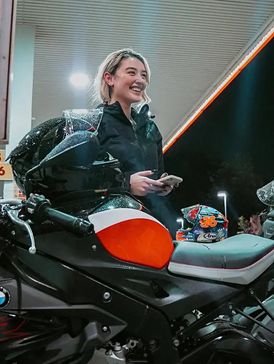 Begini gaya Natasha Ryder saat tampil bersama motor gede, ia mengenakan jaket hitam dan helm full face. Banyak dari para penggemarnya pun memuji aksinya yang berani memacu motor dengan kapasitan 1000 cc tersebut. (Liputan6.com/IG/@natasharyder)