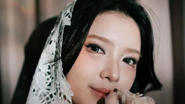 Aksi Panggung Tiara Andini yang Memukau dengan Tampilan Bak Pengantin Bergaun Lace Coquette