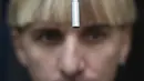Neil Harbisson, orang pertama di dunia yang memasang antena di tengkoraknya, berpose di Mataro dekat Barcelona pada 23 September 2021. Antena itu telah melekat secara permanen di kepala Neil Harbisson sejak 2004. (Josep LAGO / AFP)