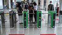 Penumpang memasuki Stasiun BNI City, Jakarta, Minggu (31/7/2022). Stasiun BNI City diharapkan memberikan kemudahan dan kenyamanan dalam menggunakan transportasi KRL. (Liputan6.com/Faizal Fanani)