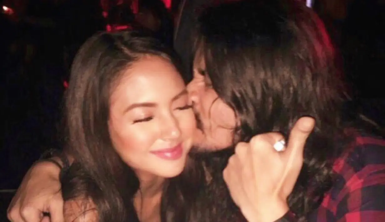 Usai menghadiri sidang putusan, pengacara Ello, Chris Sam Siwu membocorkan salah satu rencana penyanyi tersebut. Setelah terbebas dari narkoba, Ello akan kembali berkarya. (Instagram/aurelieowreally)