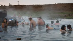 Warga Israel menikmati berendam di kolam air panas di utara Dataran Tinggi Golan, dekat pemukiman Shaal, 4 November 2017. Dataran Tinggi Golan terkenal dengan kolam air panas yang berasal dari aliran pipa pengeboran di Lembah Hula ini. (ENAHEM KAHANA/AFP)
