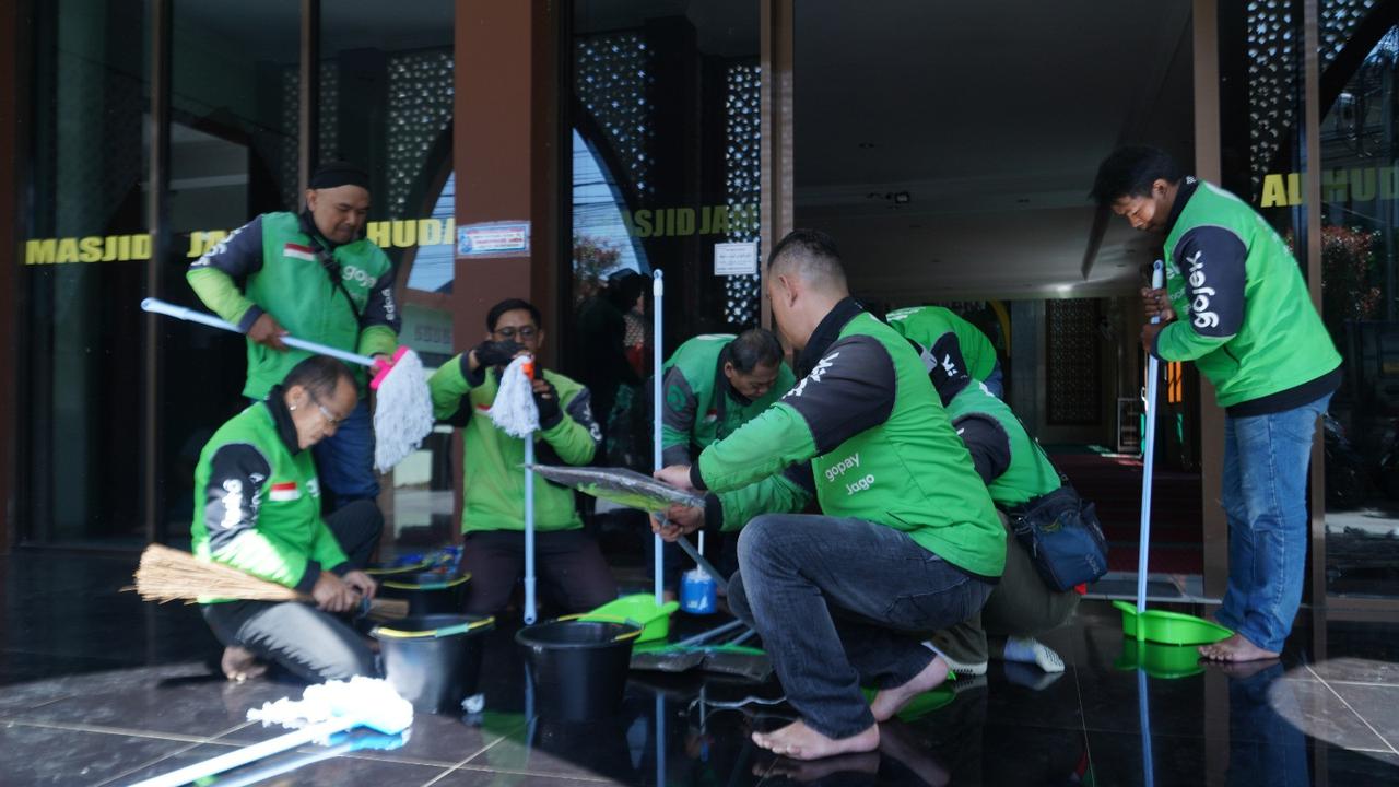 Ribuan Driver Gojek Bersihkan 147 Masjid Serentak, Cetak Rekor Muri