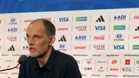 Pelatih Timnas Inggris, Thomas Tuchel, menyoroti kondisi lapangan di Piala Dunia 2026 yang menurutnya sangat cepat dan memiliki pantulan bola tinggi, bahkan terasa mirip lapangan sintetis. Komentar itu disampaikan jelang laga penting Inggris di turnamen tersebut.