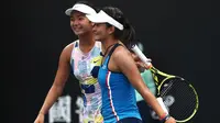 Alexandra Eala dari Filipina (kiri) dan Priska Madelyn Nugroho dari Indonesia berselebrasi setelah menang atas Ziva Falkner (Slovenia)/Matilda Mutavdzic (Inggris) pada final Australia Terbuka Junior 2020 di Melbourne, Jumat (31/1/2020). Priska/Alexandra menang 6-1, 6-2. (AP/Dita Alangkara)