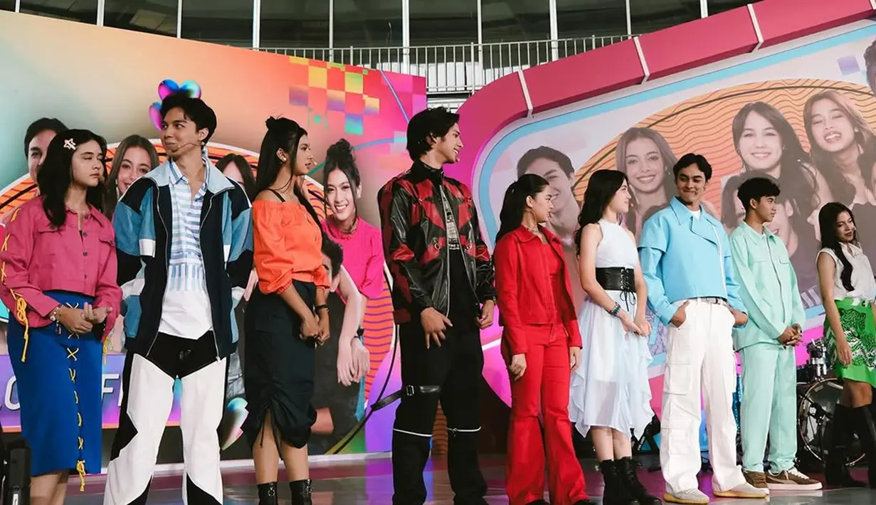 Konsep acara yang dikemas secara apik juga menjadi kunci kesuksesan Asmara Gen Z Love Fest. Bukan hanya sekadar fan meeting biasa, acara ini menyajikan beragam hiburan menarik. Beberapa diantaranya adalah konser musik dengan penampilan para pemain membawakan lagu-lagu soundtrack sinetron, sesi fan meet eksklusif, hingga drama musikal yang memukau. (Liputan6.com/IG/@aqeelacalista)