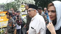 Cendekiawan muslim Quraish Shihab (kedua kanan) bersama anaknya Najwa Shibab saat melayat KH Salahuddin Wahid atau Gus Sholah di rumah duka kawasan Mampang Prapatan, Jakarta, Senin (3/2/2020). Gus Sholah meninggal di RS Harapan Kita Jakarta karena sakit. (Liputan6.com/Herman Zakharia)