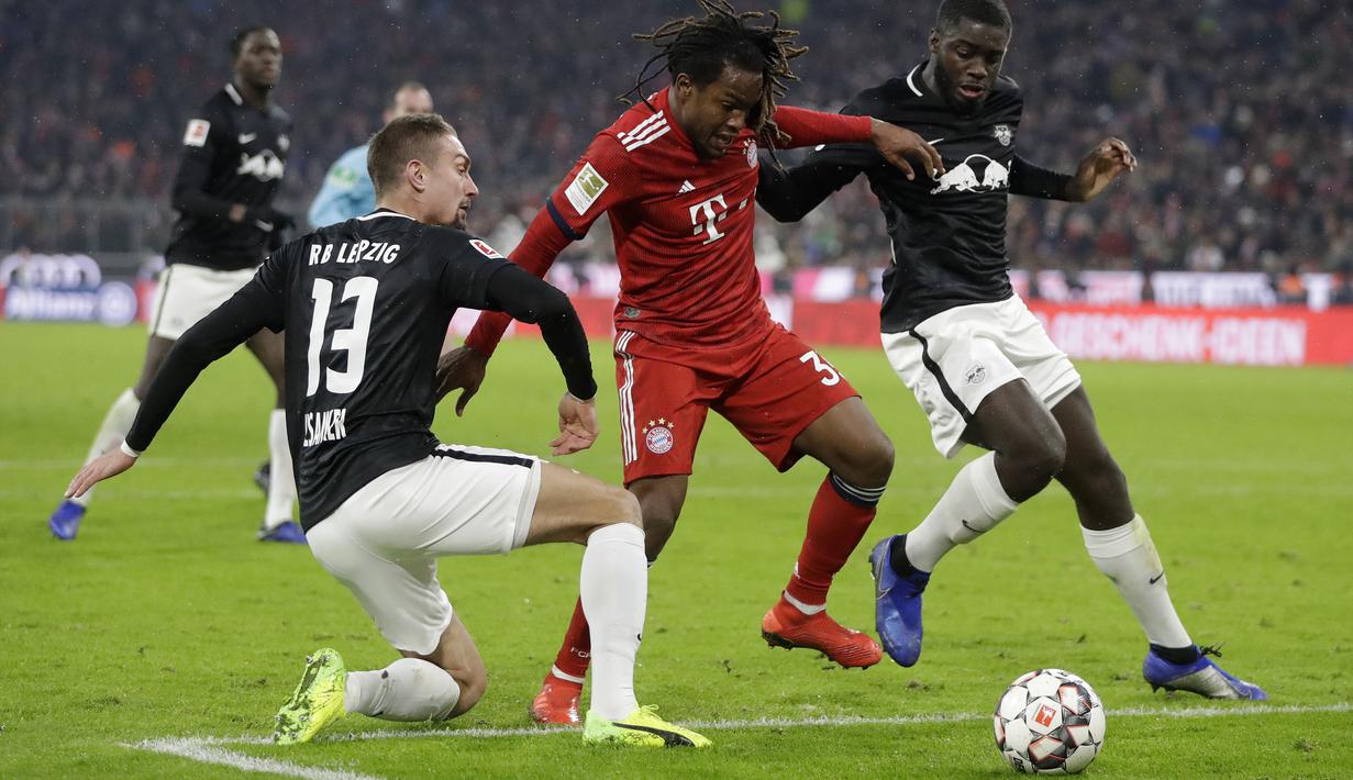Pemain Bayern Munich, Renato Sanches, berusaha melewati pemain RB Leipzig pada laga Bundesliga di Allianz Arena, Kamis (20/12). Bayern Munich menang 1-0 atas RB Leipzig. (AP/Matthias Schrader)