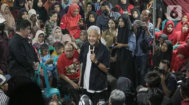 Calon presiden nomor urut 3 Ganjar Pranowo berdialog dengan warga Desa Watuagung di Banyumas, Jawa Tengah, Selasa malam (9/1/2024). (Liputan6.com/Faizal Fanani)