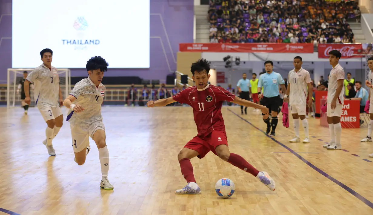 Pemain Timnas Futsal Putra Indonesia, Reza Gunawan  dijaga ketat oleh pemain Timnas Thailand pada laga final SEA Games 2025 cabang futsal di Nontabhuri Stadium, Jumat (19/12/2025). (Dok. Federasi Futsal Indonesia)