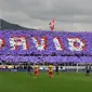 Suporter Fiornetina memberikan penghormatan terakhir untuk Davide Astori dengan koreografi berbentuk namanya ketika hening cipta pada menit ke-13. (AFP/Claudio Giovannini)