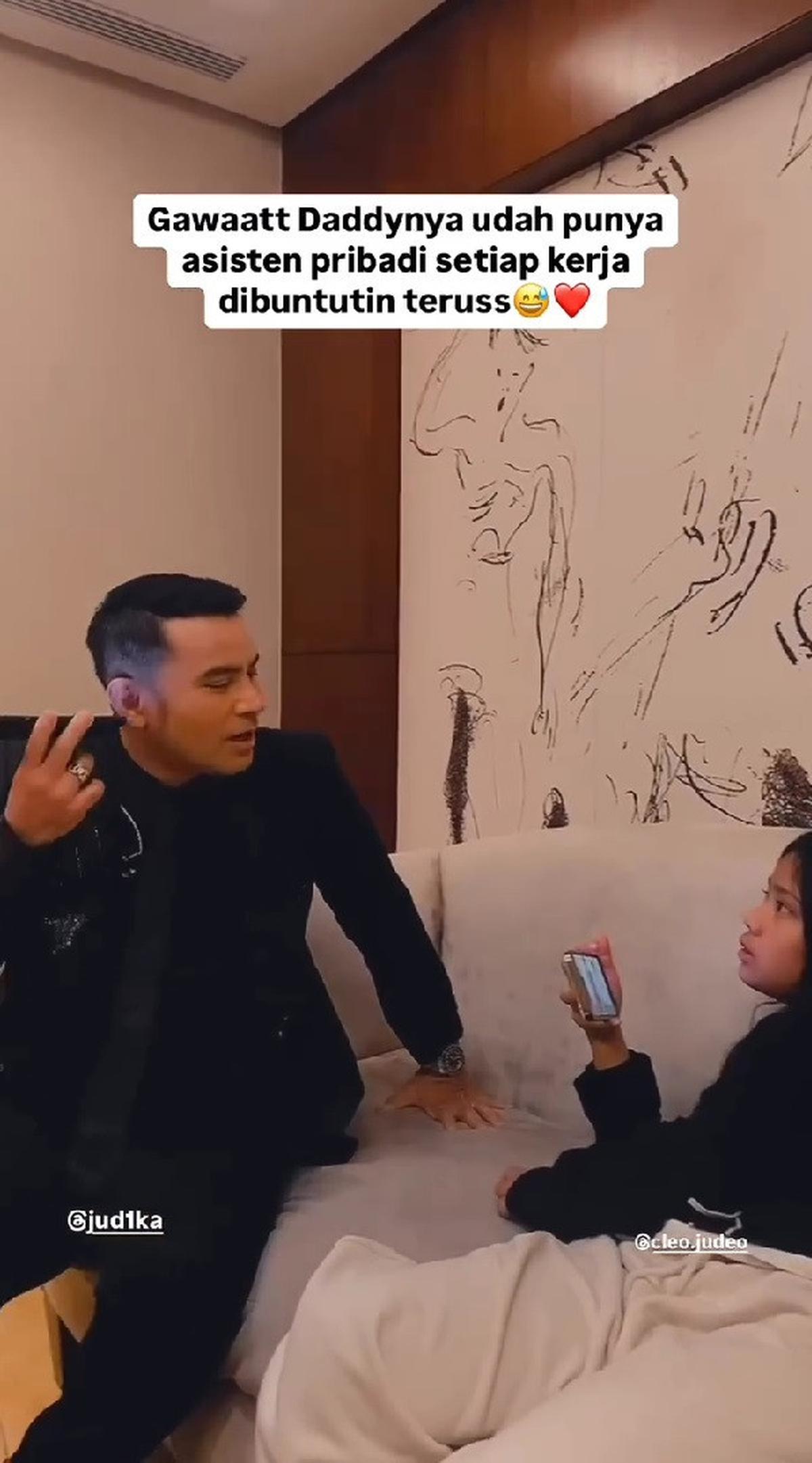 Bak Asisten Pribadi, Intip Momen Hangat Cleo yang Kini Terlihat Dewasa Ikuti Judika saat Kerja