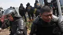 Anggota kepolisian kelelahan usai membubarkan pendemo di kawasan Patung Kuda, Jakarta, Kamis (21/8/14). (Liputan6.com/Miftahul Hayat)