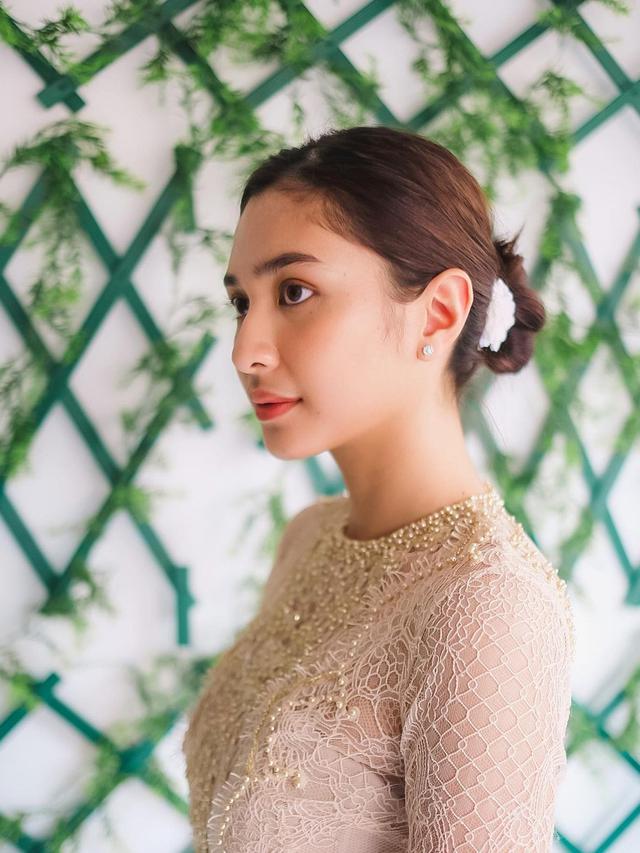 Raih Gelar Master, Ini 6 Momen Wisuda Mikha Tambayong yang Ditemani Deva Mahenra