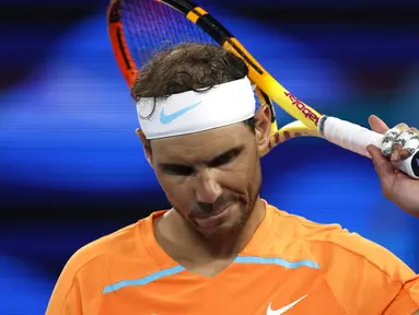 Petenis Spanyol, Rafael Nadal, tampak kecewa usai ditaklukkan petenis Amerika Serikat, Mackenzie McDonald, pada Australian Open 2023 di Melbourne Park, Rabu (18/1/2023). Nadal kalah 6-4, 6-4, 7-5 dari Mackenzie. (AP Photo/Asanka Brendon Ratnayake)