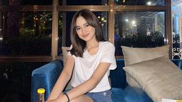 Pakai baju apa saya selalu cantik, bintang film Catatan Si Boy ini bikin terpesona. Rata-rata netizen memujinya cantik di kolom komentar unggahannya, namun ada salah satu yang menyebut jika Syifa masih seperti anak SMA. Meski usianya sudah menginjak usia 23 tahun, tak dipungkiri artis dengan nama lengkap Syifa Savira Nuraisyah ini tetap bak remaja apalagi gaya rambutnya mendukung. (Liputan6.com/IG/@syifahadju)