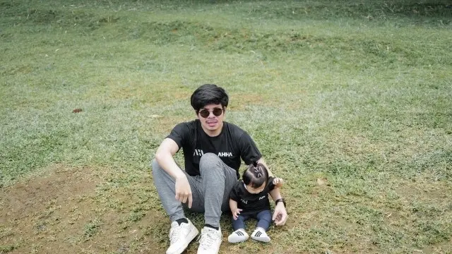 Atta Halilintar mengajari putrinya berjalan