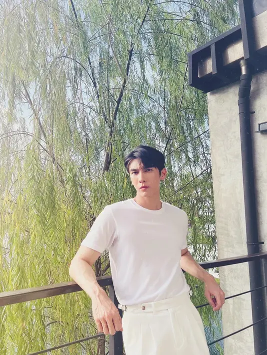 Gimana, apa kamu sudah terpincut dengan pesona Mew Suppasit? (FOTO: instagram.com/mewsuppasit/)