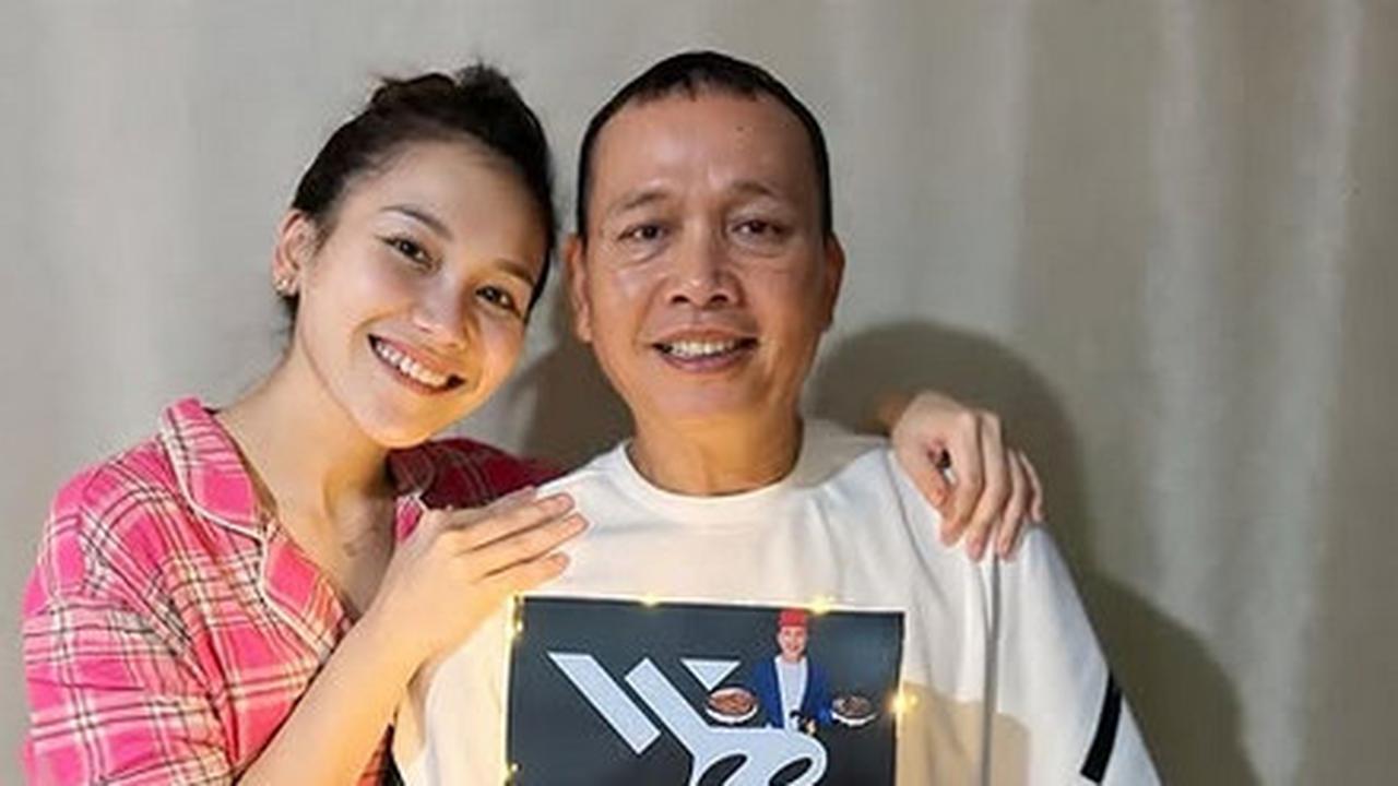 Potret Perayaan Ultah Sederhana Ayah Ojak dengan Kue Menggemaskan di Rumah, Ayu Ting Ting Panjatkan Doa