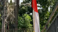 PLN menegaskan pentingnya kesadaran masyarakat terhadap bahaya memasang atribut kemerdekaan yang terlalu dekat dengan jaringan listrik. (Dok PLN)