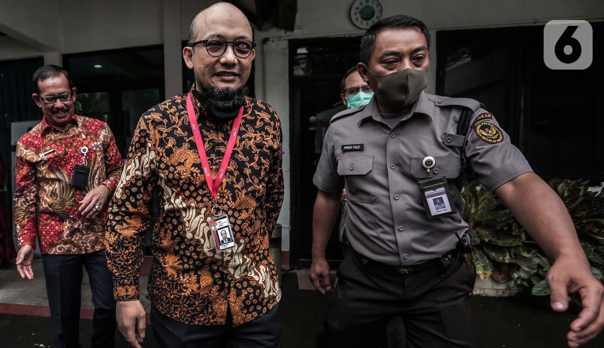Penyidik KPK Novel Baswedan usai memneuhi panggilan penyidik Komisi Kejaksaan di Jakarta, Kamis (2/7/2020). Novel Baswedan memberikan keterangan terkait aduan masyarakat terhadap penuntut kasus penyerangan air keras pada 2017. (Liputan6.com/Johan Tallo)
