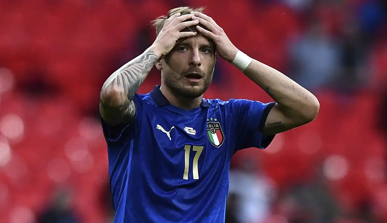 Peluang emas kembali dimiliki Italia pada menit ke-32. Sepakan terukur dari jarak jauh Ciro Immobile masih membentur tiang kanan gawang Austria. Italia tampak lebih dominan melakukan penyerangan, namun hingga turun minum, pasukan Roberto Mancini tak membuahkan hasil. (Foto: AP/Pool/Ben Stansall)