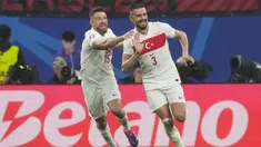 Timnas Turki melenggang ke babak perempatfinal Euro 2024 setelah mengalahkan Austria 2-1 pada babak 16 besar di Red Bull Arena, Leipzig, Jerman, Rabu (3/7/2024) dini hari WIB. Dua gol Turki dicetak lewat brace Merih Demiral pada menit pertama dan 59. Sementara satu-satunya gol Austria dihasilkan lewat aksi Michael Gregoritsch pada menit ke-66. Di babak perempatfinal, Turki akan menghadapi Belanda yang di laga lainnya sukses menyingkirkan Rumania 3-0. (AP Photo/Martin Meissner)