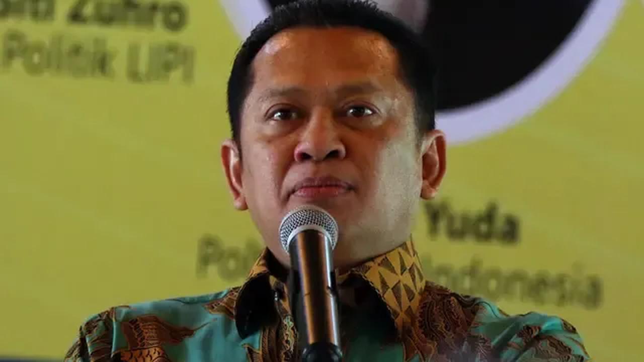 Bamsoet kemudian ditanya apakah ia saat ini mendukung penuh kepemimpinan Airlangga. Dia berkata, hal itu tergantung situasi internal partai. Sebab, aspirasi dari pengurus Golkar daerah juga menentukan.