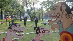 Pengunjung mengamati karya dalam pameran seni rupa kontemporer luar ruang Jakarta Provoke! di Taman Menteng, Jakarta Pusat, Jumat (17/7/2026). Pameran gratis yang berlangsung hingga 26 Juli 2026 ini menghadirkan 25 karya dari 25 seniman dan kolektif tentang dinamika kehidupan Jakarta. (KLY/Budy Santoso)