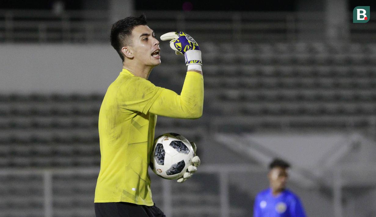 Kiper Timnas Indonesia, Nadeo Argawinata, saat latihan di Stadion Madya, Jakarta, Selasa (11/5/2021). Latihan tersebut untuk persiapan jelang Kualifikasi Piala Dunia 2022 Zona Asia. (Foto: Bola.com/M Iqbal Ichsan)