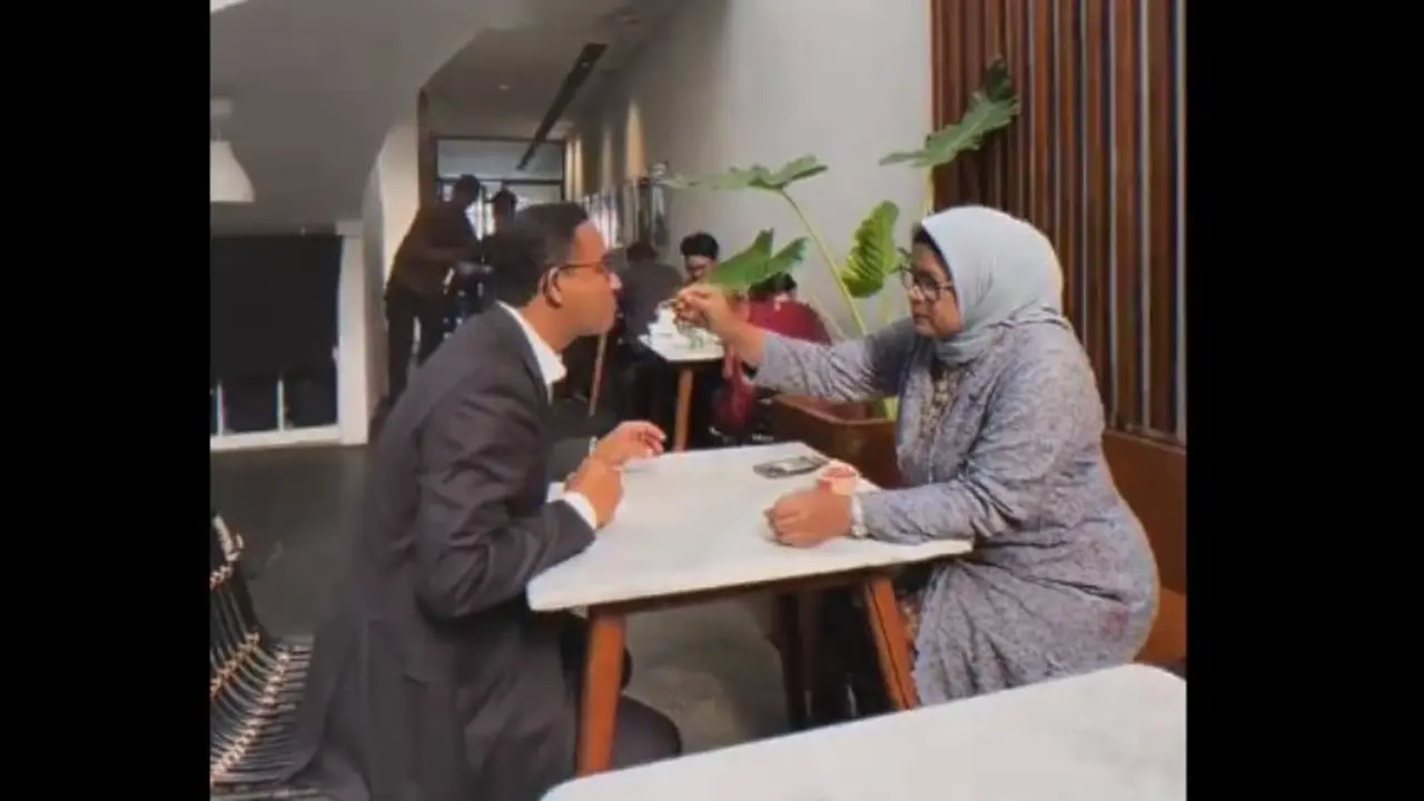 Bikin Baper, Anies Baswedan dan Fery Farhati Pamer Kemesraan Suap-Suapan Makan Es Krim