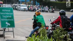 Rambu Pendahulu Petunjuk Jurusan (RPPJ) portabel terpasang di Jalan MH Thamrin, Jakarta, Kamis (4/10). Meski terpasang rambu pemberitahuan uji coba tilang elektronik, masih banyak pengendara yang melanggar. (Liputan6.com/Faizal Fanani)