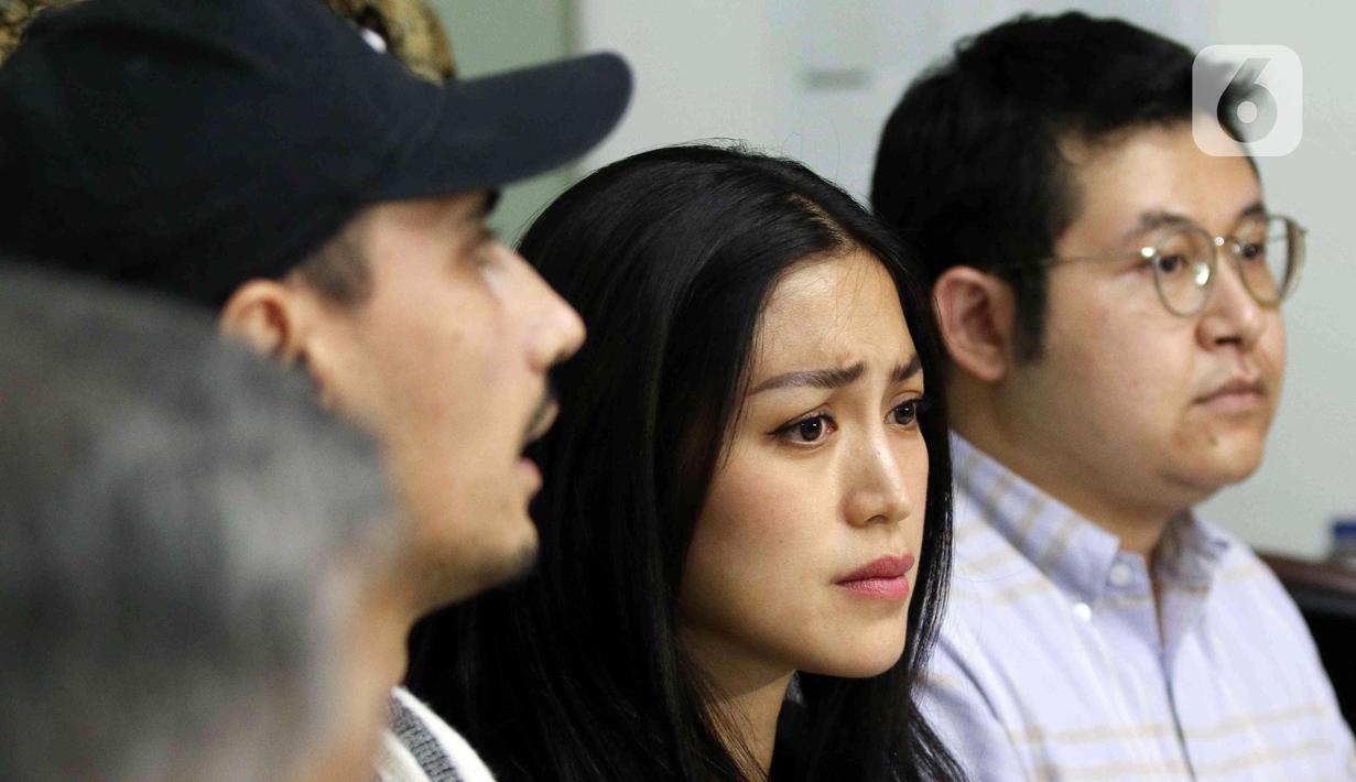 Aktris Jessica Iskandar (tengah) dan Vincent Verhaag saat konferensi pers terkait kasus penipuan dan penggelapan investasi mobil di kawasan Menteng, Jakarta, Kamis (14/7/2022). Pasangan Jessica Iskandar dan Vincent Verhaag menjadi korban penipuan atas kasus penyewaan mobil di Bali dengan pelaku Christoper Stefanus Budianto atau Steven dan mengalami kerugian sebesar hampir Rp 10 milliar dan 11 mobil mewah. (Liputan6.com/Herman Zakharia)