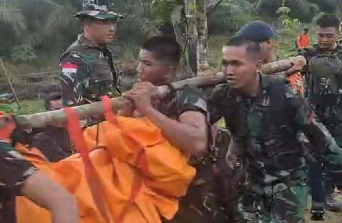 FOTO: TNI AD Kerahkan 209 Personel Evakuasi Helikopter Hilang di Sekadau