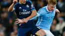 Gelandang City, Kevin De Bruyne (kanan) berusaha melewati penyerang Lucas Vazquez pada leg pertama Semifinal Liga Champions di stadion Etihad, Inggris, (27/4). Real Madrid bermain imbang dengan City dengan skor 0-0. (Reuters/Jason Cairnduff)