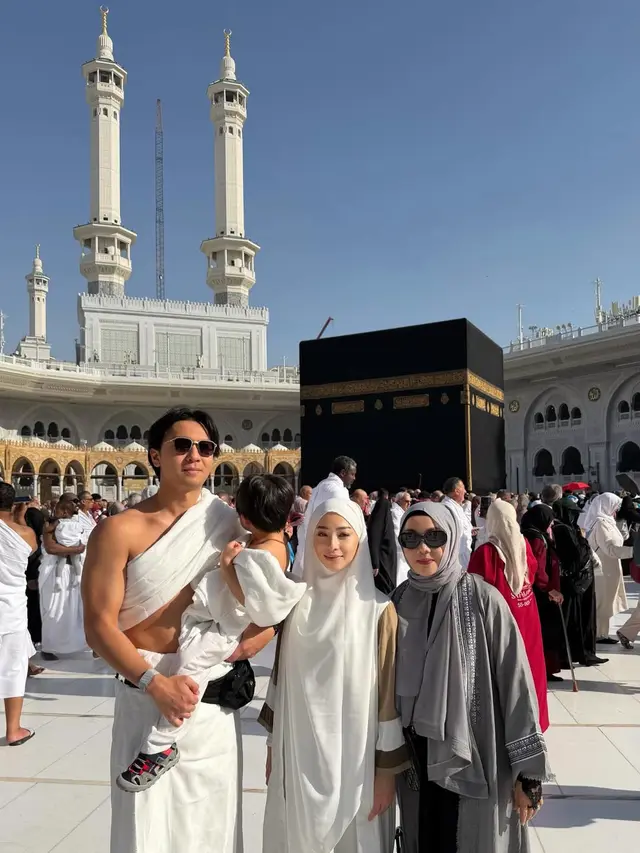 7 Potret Nikita Willy Umrah Awal Tahun, Tampil Sederhana Bareng Suami dan Ibu