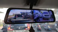 Fitur e-Mirror Touchscreen Suzuki XL7 Hybrid bisa menayangkan kamera depan dan belakang secara bersamaan. (Septian/Liputan6.com)