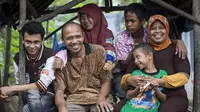 Pasangan suami istri kembali bertemu dengan 2 anaknya yang mereka kira sudah tiada akibat tsunami Aceh. Tapi salah satu anak diklaim bohong.