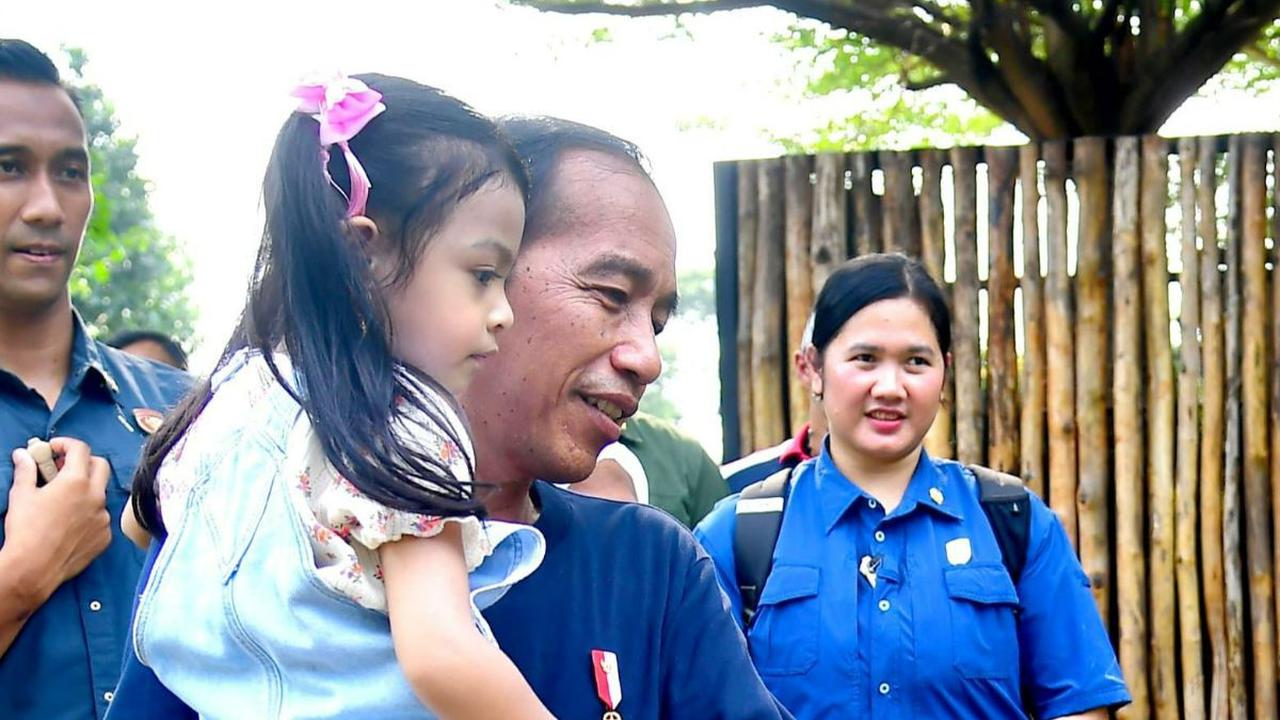 Sepanjang perjalanan Jokowi, Iriana, dan kedua cucunya juga disuguhkan dengan beragam koleksi bangunan rumah adat yang termasuk dalam area anjungan daerah.<br>